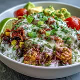 Schüssel mit Salsa-Hähnchen, Reis, Bohnen und frischen Toppings.  