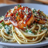 Klassisches Shrimp Scampi Linguine mit frischem Petersilie, herzhaft serviert.