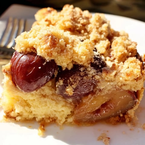 Saftige deutsche Pflaumenkuchen mit knusprigem Streusel und frischen Pflaumen  