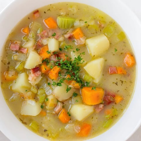 Eintopf mit sanften Kartoffeln und herzhaften Gemüsen im deutschen Kartoffelsuppen-Rezept.